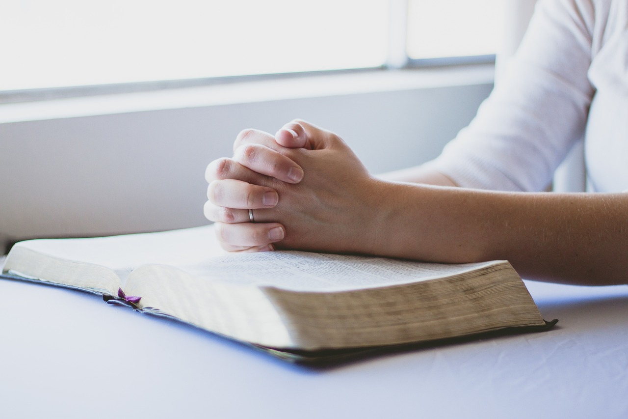 How to pray for God to open doors? Write down this prayer